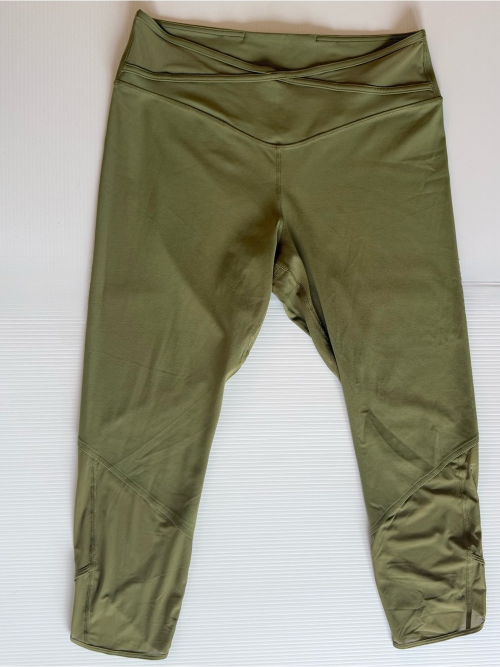 NWOT Lululemon Nulu Crisscross Mesh High Rise Crop 23 Bronze Green Size 14
